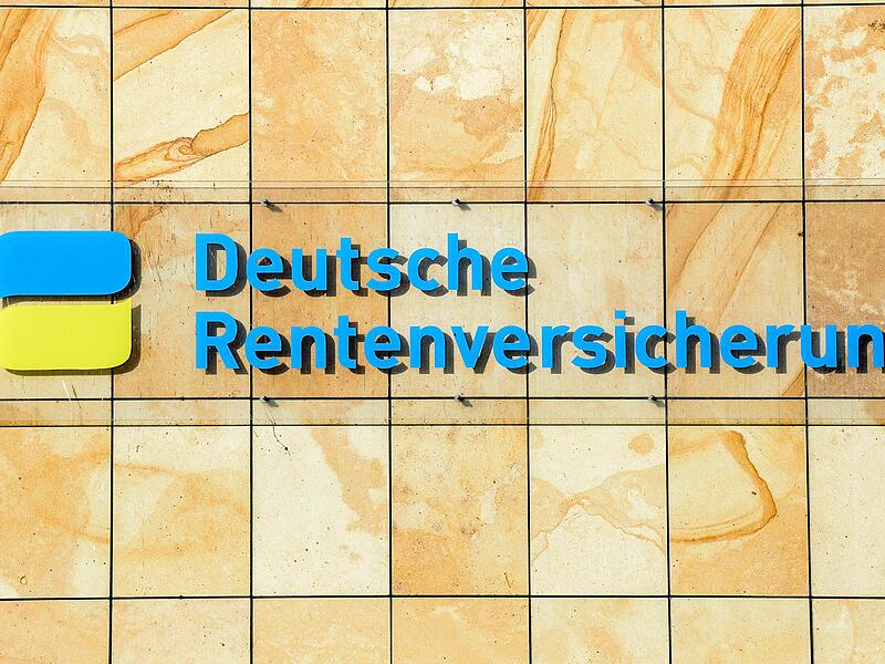 Der Schriftzug Deutsche Rentenversicherung am Geb&auml;ude in der Halleschen Stra&szlig;e in Berlin. Vor dem Reformgipfel wehren sich die Gewerkschaften  gegen geplante Renten-Sparma&szlig;nahmen.