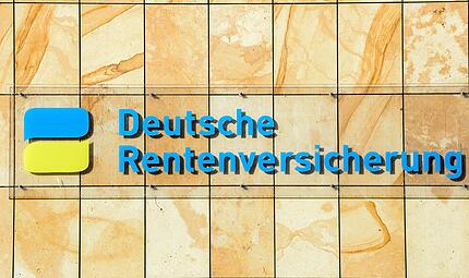 Der Schriftzug Deutsche Rentenversicherung am Geb&auml;ude in der Halleschen Stra&szlig;e in Berlin. Vor dem Reformgipfel wehren sich die Gewerkschaften  gegen geplante Renten-Sparma&szlig;nahmen.