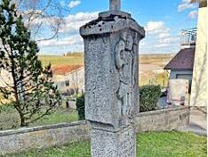 Das Christopherus-Kreuz am alten Friedhof.