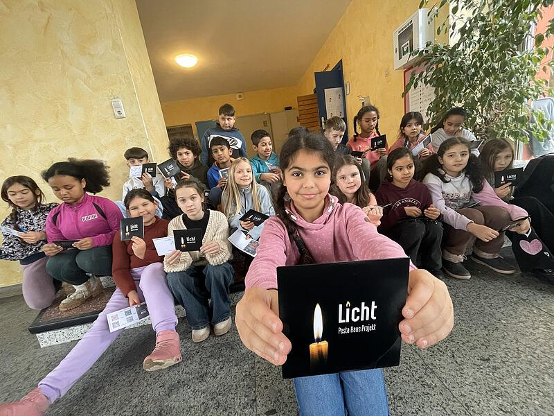 Die vierte Klasse der Pestalozzi-Grundschule hat ein halbes Jahr lang an ihrem Musikprojekt gearbeitet. Ihren Song &bdquo;Licht&ldquo; haben sie anl&auml;sslich der Vorweihnachtszeit auf allen g&auml;ngigen Musik-Streaming-Plattformen und auf YouTube ver&ouml;ffentlicht.