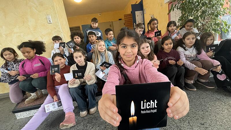 Die vierte Klasse der Pestalozzi-Grundschule hat ein halbes Jahr lang an ihrem Musikprojekt gearbeitet. Ihren Song &bdquo;Licht&ldquo; haben sie anl&auml;sslich der Vorweihnachtszeit auf allen g&auml;ngigen Musik-Streaming-Plattformen und auf YouTube ver&ouml;ffentlicht.