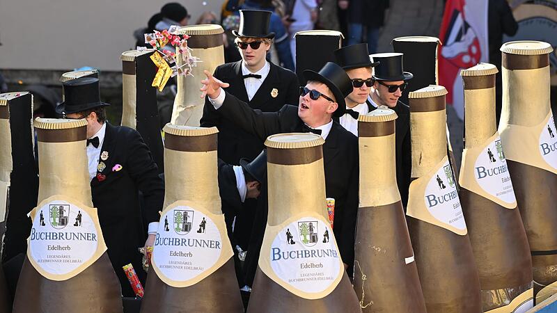 Der Hingucker: Die Geometer aus Buchbrunn zeigen, wer die gr&ouml;&szlig;ten Flaschen im Landkreis hat.