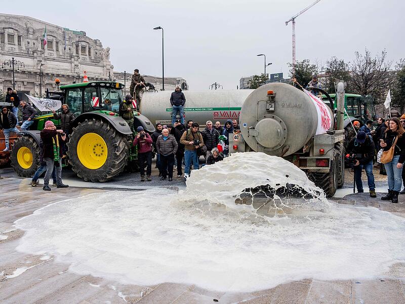 In Mailand haben am Freitag Landwirte mit ihren Traktoren gegen das EU-Mercosur-Freihandelsabkommen protestiert. In Mailand haben am Freitag Landwirte mit ihren Traktoren gegen das EU-Mercosur-Freihandelsabkommen protestiert.