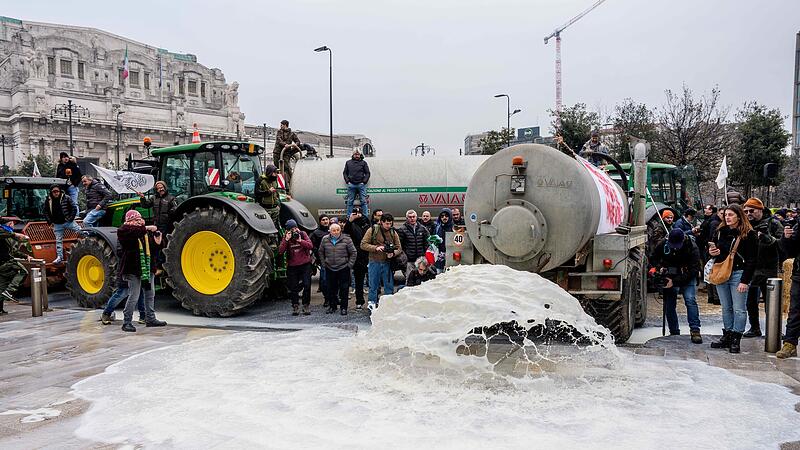 In Mailand haben am Freitag  Landwirte   mit ihren Traktoren gegen das EU-Mercosur-Freihandelsabkommen protestiert.