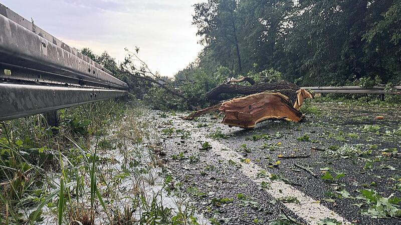 Unwetter wütet über Erlangen und Nürnberg: Hagel und Straßenblockaden Unwetter wütet über Erlangen und Nürnberg: Hagel und Straßenblockaden