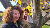 Die neue Leiterin Janina Jackermeier (links) und die bisherige, Birgit Jauernig, stehen im idyllischen Hof des kreiseigenen Bauernmuseums Bamberger Land in Frensdorf.