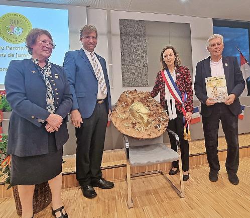 Komiteevorsitzende Annemarie Deshayes, Landrat Hermann Ulm, Bürgermeisterin Hélène Larrezet und Komiteevorsitzender Reinhard Heydenreich (v. l.) bei der Geschenkübergabe. Komiteevorsitzende Annemarie Deshayes, Landrat Hermann Ulm, Bürgermeisterin Hélène Larrezet und Komiteevorsitzender Reinhard Heydenreich (v. l.) bei der Geschenkübergabe.