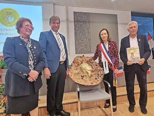 Komiteevorsitzende Annemarie Deshayes, Landrat Hermann Ulm, Bürgermeisterin Hélène Larrezet und Komiteevorsitzender Reinhard Heydenreich (v. l.) bei der Geschenkübergabe.