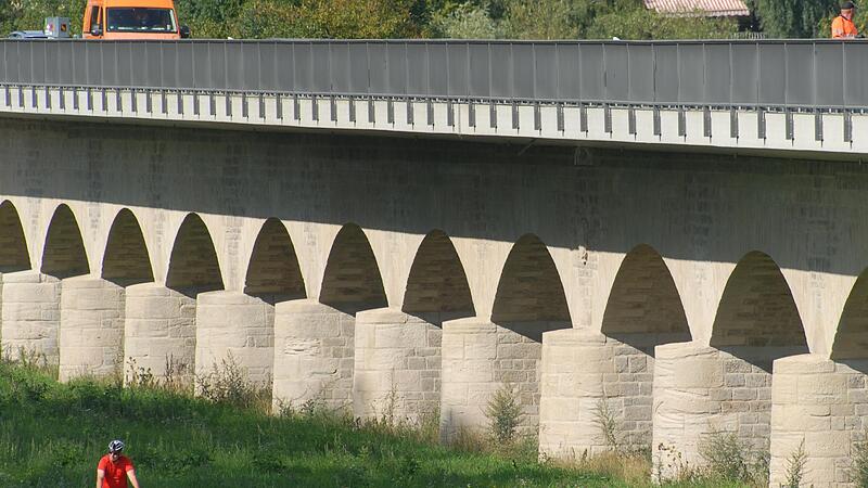 Das Rad ist das Mittel der Wahl: Damit ist man während der Arbeiten auf der Flutbrücke schneller am Ziel.