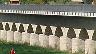Das Rad ist das Mittel der Wahl: Damit ist man während der Arbeiten auf der Flutbrücke schneller am Ziel.