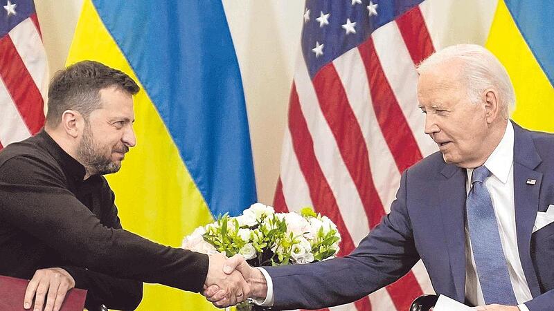 Joe Biden und Wolodymyr Selenskyj bei einem Treffen in Paris.    Joe Biden und Wolodymyr Selenskyj bei einem Treffen in Paris.   