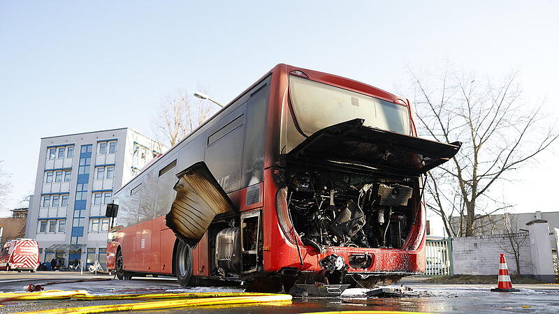 Motorraum von Reisebus im Vollbrand: Feuerwehr verhindert komplettes Ausbrennen