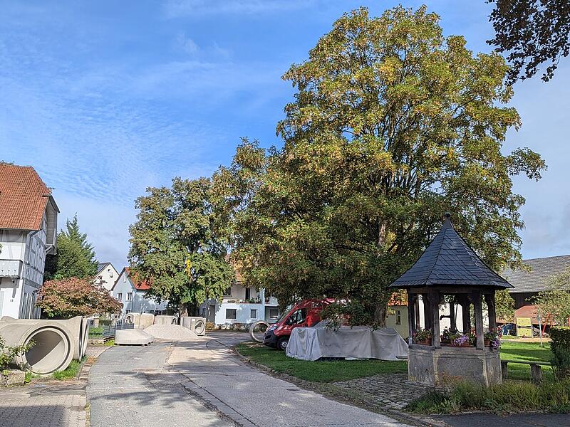 Ortsdurchfahrt Stadel Landkreis Lichtenfels Ortsmitte mit Brunnen und Kanalbaustelle