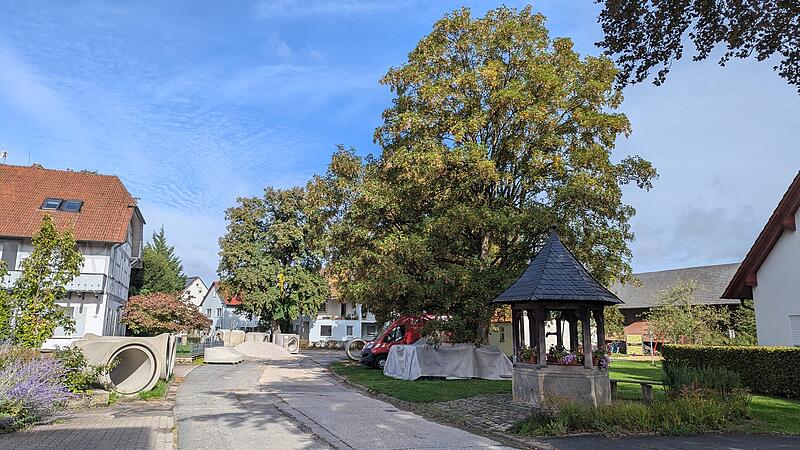 Ortsdurchfahrt Stadel Landkreis Lichtenfels Ortsmitte mit Brunnen und Kanalbaustelle