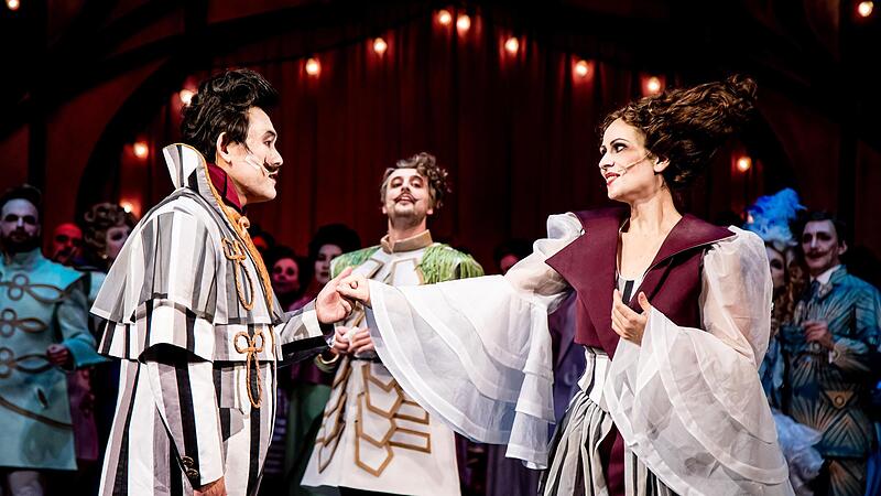 &bdquo;Die Zirkusprinzessin&ldquo; feierte Premiere am Landestheater Coburg: Szene mit Rannveig K&aacute;rad&oacute;ttir in der Titelpartie als F&uuml;rstin Fedora Palinska, Jaeil Kim als Mister X und Daniel Carison als Prinz Sergius Wladimir.