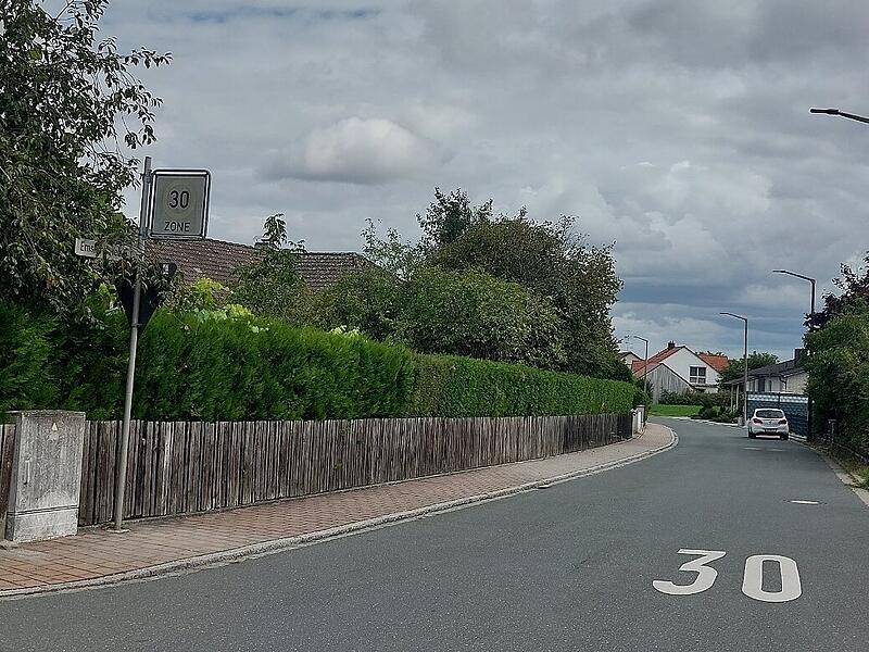 Trotz des deutlich sichtbaren  Tempolimits rasen viele Fahrer durch die  Emskirchener Straße in Oberreichenbach.