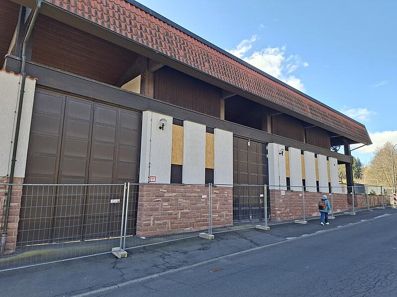 Aussegnungshalle in Friedhof in Bad Br&uuml;ckenau: Notsicherung