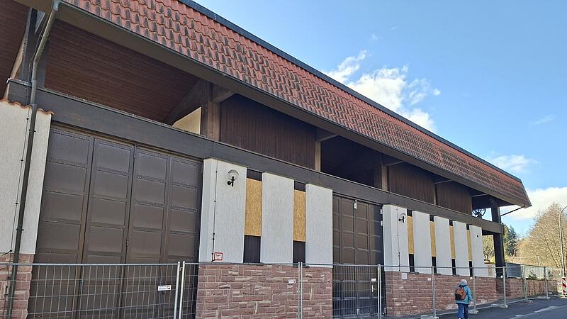 Aussegnungshalle in Friedhof in Bad Br&uuml;ckenau: Notsicherung