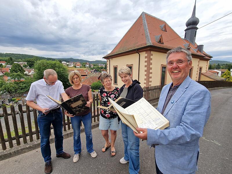 Das Redaktionsteam der Festschrift st&ouml;bert in alten Kirchenb&uuml;chern:  Udo Kisser, Susanne Raab, Claudia Annon, Anke Gundelach und Bernhard Hopf suchen die Geschichten, die noch niemand aufgeschrieben hat.
