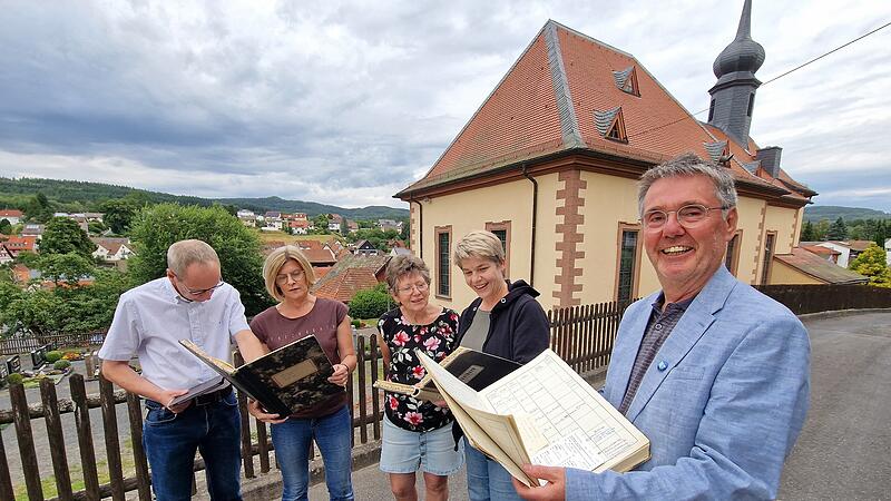 Das Redaktionsteam der Festschrift st&ouml;bert in alten Kirchenb&uuml;chern:  Udo Kisser, Susanne Raab, Claudia Annon, Anke Gundelach und Bernhard Hopf suchen die Geschichten, die noch niemand aufgeschrieben hat.