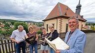 Das Redaktionsteam der Festschrift stöbert in alten Kirchenbüchern: Udo Kisser, Susanne Raab, Claudia Annon, Anke Gundelach und Bernhard Hopf suchen die Geschichten, die noch niemand aufgeschrieben hat. Das Redaktionsteam der Festschrift stöbert in alten Kirchenbüchern: Udo Kisser, Susanne Raab, Claudia Annon, Anke Gundelach und Bernhard Hopf suchen die Geschichten, die noch niemand aufgeschrieben hat.