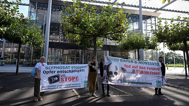 Demonstranten protestierten vergangene Woche vor der Konzernzentrale des Chemieriesen Bayer in Leverkusen gegen die Verlängerung der EU-Zulassung des Pestizids Glyphosat.