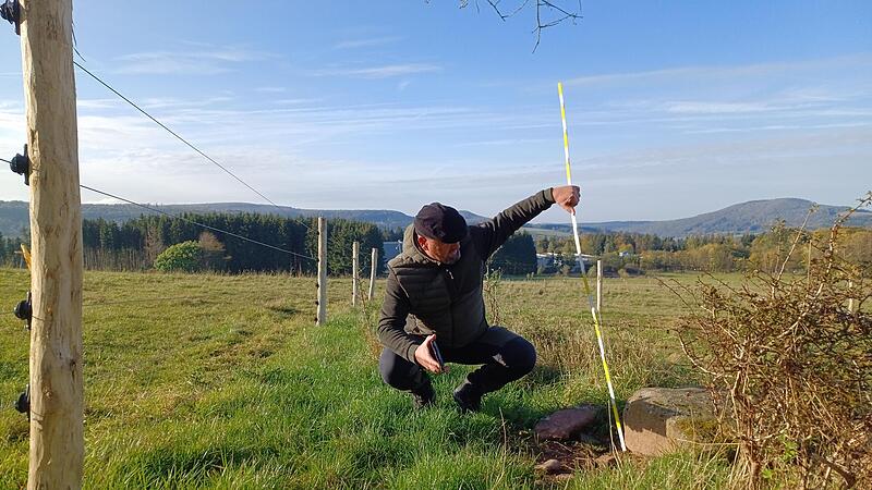 Dieser Stein ist f&uuml;r einen Absprung &uuml;ber den Zaun zu niedrig. Ab einer H&ouml;he von 50 Zentimetern aber k&ouml;nnte ein Wolf einen solchen Gegenstand mit unter zwei Metern Abstand zum Zaun als &bdquo;Einsprungm&ouml;glichkeit&ldquo; nutzen.