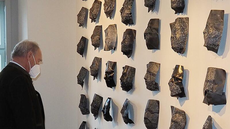 Eine Installation der Künstlerin  Ruth Schreiber:  Masken, die mit Texten von den Briefen und Karten ihrer Großeltern bedruckt worden sind.