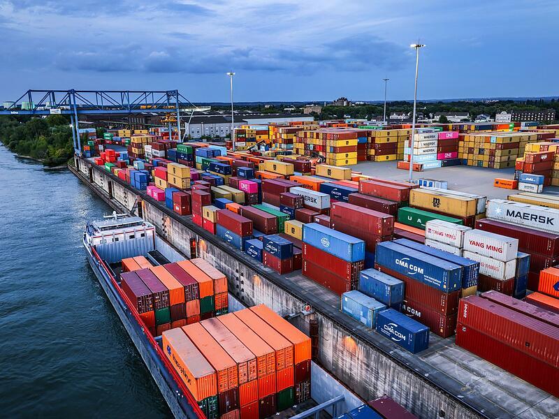 Containerumschlag im Duisburger Hafen Containerumschlag im Duisburger Hafen