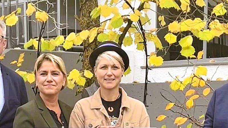 Im Bild (von links): August Schneider (Geschäftsführer August Ullrich GmbH), Pia Schiebl, Sängerin Steffi List und Stefan Labus (Vorsitzender Schweinfurter Kindertafel e.V.)