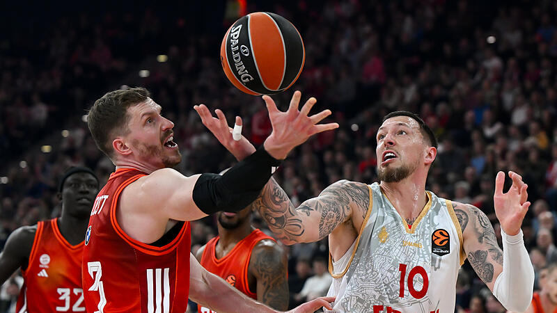 FC Bayern München - AS Monaco Daniel Theis (rechts) kämpft mit Andi Obst um das Spielgerät. Während Obst im Top Four mit den Bayern gegen Bamberg das Nachsehen hatte, sicherte sich Theis mit Monaco den Titel.