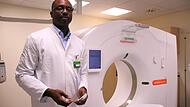 Uchenna Mgbor, Chefarzt der radiologischen Abteilung im St.-Elisabeth-Krankenhaus, bedient den neuen Computertomographen. Uchenna Mgbor, Chefarzt der radiologischen Abteilung im St.-Elisabeth-Krankenhaus, bedient den neuen Computertomographen.