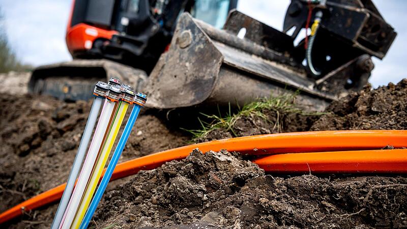 In Altenhof und Weitramsdorf werden aktuell Glasfaserleitungen eingeblasen.