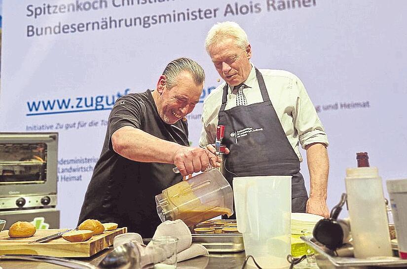 Auf der Gr&uuml;nen Woche zeigen Spitzenkoch Christian Mittermeier (links) und Minister Rainer, wie man mit wenig Aufwand lecker kocht.