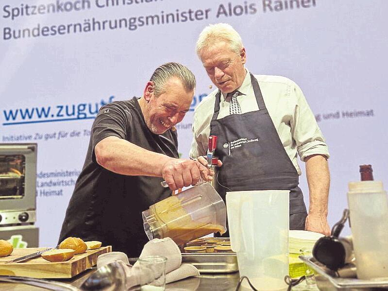 Auf der Gr&uuml;nen Woche zeigen Spitzenkoch Christian Mittermeier (links) und Minister Rainer, wie man mit wenig Aufwand lecker kocht.