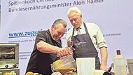 Auf der Gr&uuml;nen Woche zeigen Spitzenkoch Christian Mittermeier (links) und Minister Rainer, wie man mit wenig Aufwand lecker kocht.