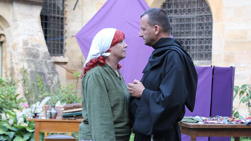 Agnes (Heike Hollet) und der Prior Kaspar Mohr (Volker Bachsteffel) kommen sich n&auml;her - dem Z&ouml;libat zum Trotz.