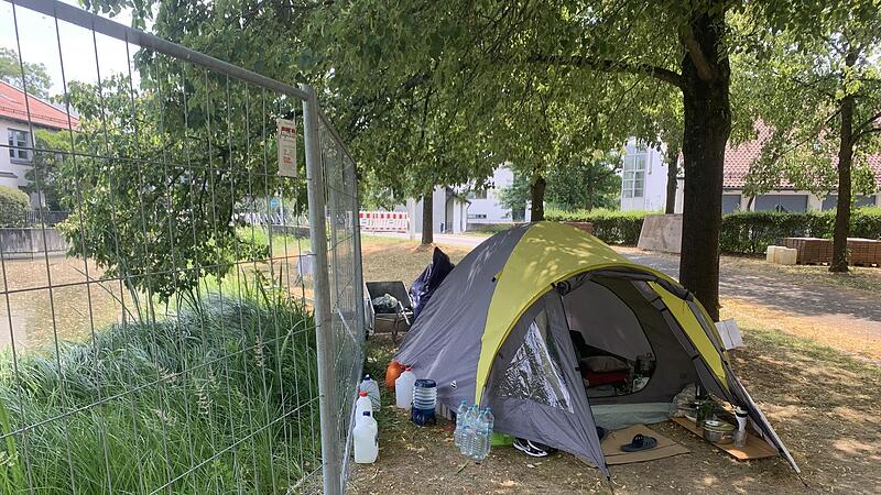 Fast zwei Wochen lang hatten zwei aus dem Iran geflüchtete Männer vor dem Landratsamt in Coburg gezeltet. Fast zwei Wochen lang hatten zwei aus dem Iran geflüchtete Männer vor dem Landratsamt in Coburg gezeltet.
