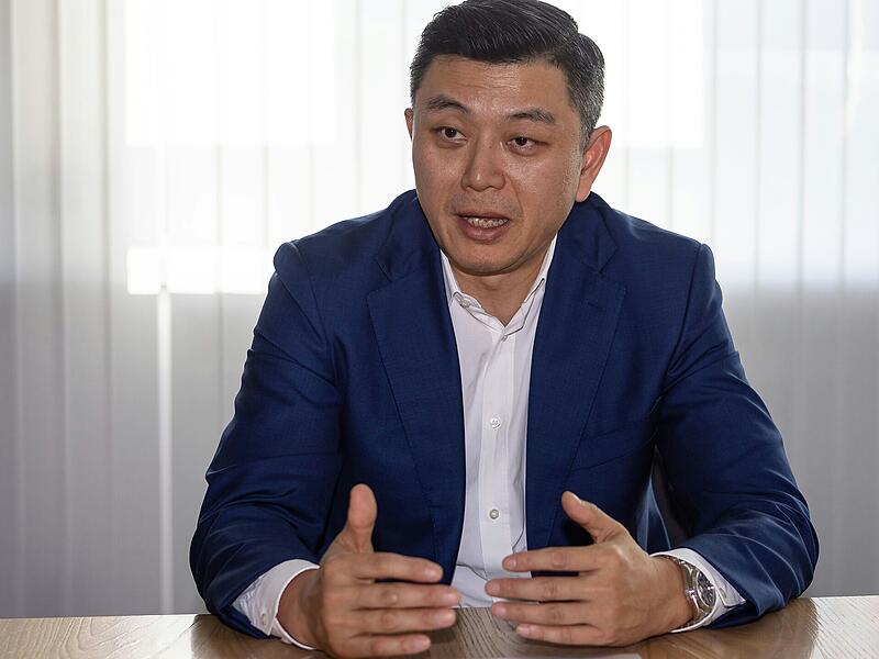 Seit 13 Jahren arbeitet Charlie Cai inzwischen bei Preh in Bad Neustadt, seit 2021 als CEO. Im Interview erklart er, wie und warum sich das Unternehmen in Zukunft behaupten wird._