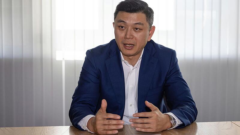 Seit 13 Jahren arbeitet Charlie Cai inzwischen bei Preh in Bad Neustadt, seit 2021 als CEO. Im Interview erklart er, wie und warum sich das Unternehmen in Zukunft behaupten wird._