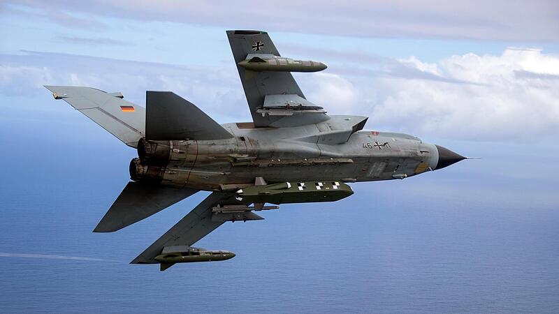 Diese von der Bundeswehr herausgegebene Aufnahme zeigt einen Kampfjet Tornado, best&uuml;ckt mit dem Lenkflugk&ouml;rper Taurus. Dir Frage, ob Deutschland solche Waffen an die Ukraine liefern soll, sorgt erneut f&uuml;r Diskussionen, nachdem Deutschland die Reic...