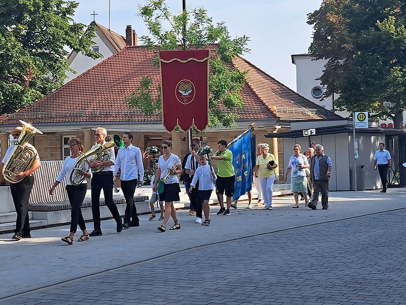 Am Freitag ist die traditionelle Prozession zu Mari&auml; Himmelfahrt durch Forchheim gezogen.
