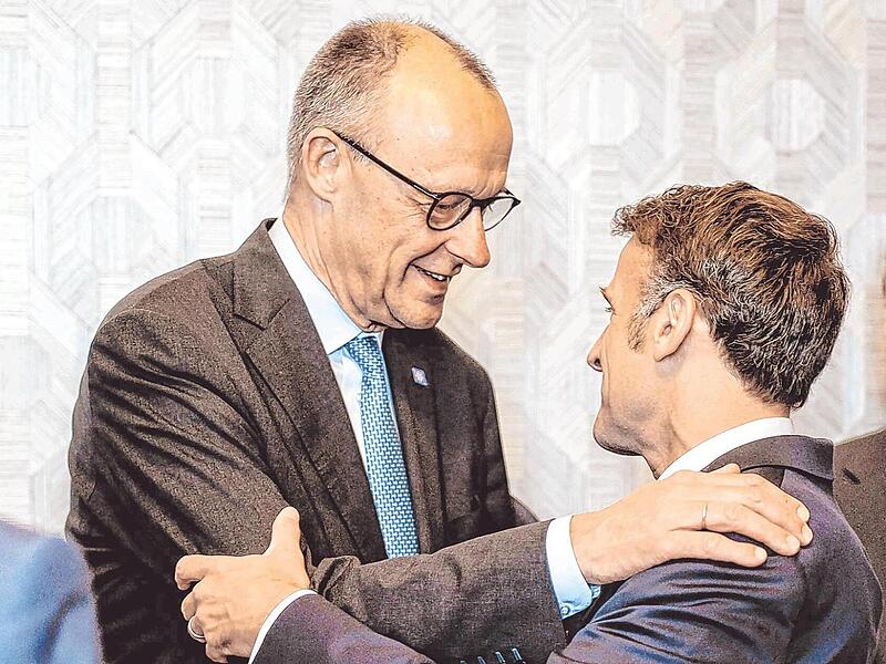 Friedrich Merz (links) und Emmanuel Macron ringen um die Frage, wer bei einem Scheitern des FCAS-Projekts die Verantwortung tragen m&uuml;sste.