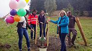 In feierlichem Rahmen wurde der letzte Baum gepflanzt. Unser Bild zeigt (von links) Rektorin Birgit Hermann, Gerd Baumann, Schulamtsdirektorin Kerstin Zapf, Christine Neubauer und Naturpark-Ranger Jan van der Sant