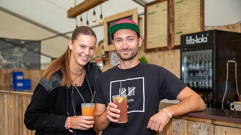 Jule Salm und Benedikt Will sind beim Ab geht die Lutzi-Festival hinter der Bar im Einsatz.