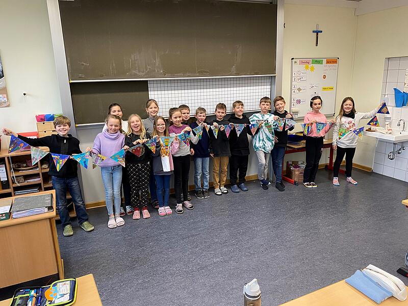 Eine kunterbunte Wimpelkette ganz im Stil des amerikanischen Künstlers James Rizzi hat die Klasse 4a der Julius-von-Soden-Schule Sassanfahrt ins Rennen geschickt.   Sie  hat damit den 2. Platz im Teamwettbewerb gewonnen.