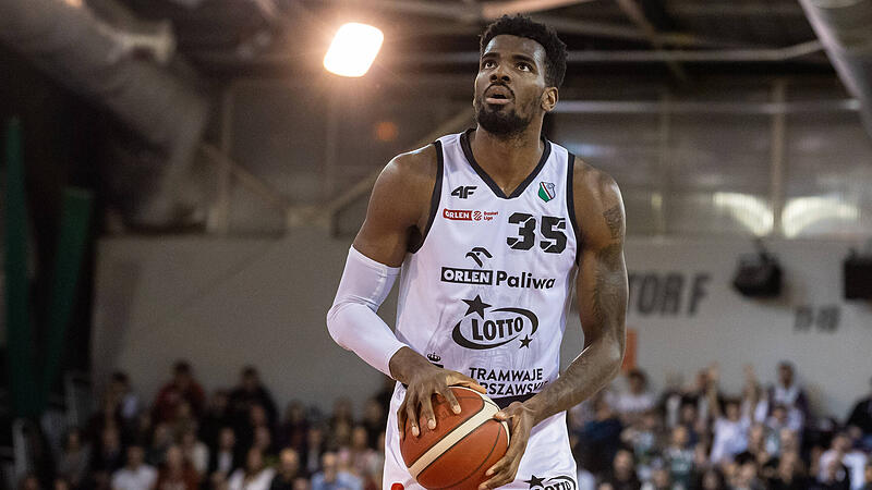 Legia Warszawa - Arka Gdynia Nach seinem kurzen Spanien-Intermezzo ist der Ex-Bamberger EJ Onu nun für Legia Warschau aktiv.