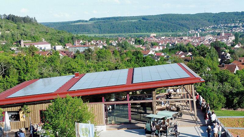 In der Weintenne von Familie Müller findet am 9. November 2024 eine Charity-Küchenparty zugunsten der Hammelburger Tafel statt, die für jeden offen ist.