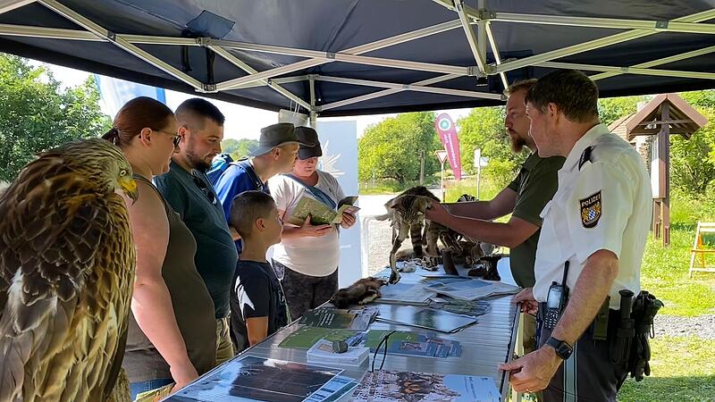 An der Schornhecke informierten Polizei und Ranger gemeinsam über die Rhöner Natur- und Tierwelt, die es zu schützen gilt. An der Schornhecke informierten Polizei und Ranger gemeinsam über die Rhöner Natur- und Tierwelt, die es zu schützen gilt.