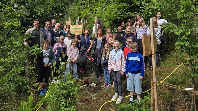 Auftakt zur Wald-Aufforstungsaktion mit F&ouml;rstern und B&uuml;rgermeister Roland Wolfrum. Jetzt sorgen die Kinder und Jugendlichen daf&uuml;r, dass die jungen B&auml;umchen auch gut anwachsen.
